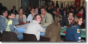 En compagnie de Cédric Dumont, Responsable régional des scouts catholiques de Belgique lors d’un jeu de connaissances générales auquel participaient plus de 150 jeunes de la région namuroise.