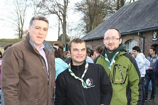 Tanguy AUSPERT, Echevin de la Jeunesse de la Ville de Namur en compagnie de Aurel MARIAGE, Président de la Fédération Nationale des Patros et de Jean-Philippe DEMARTEAU, Secrétaire Général de la Fédération