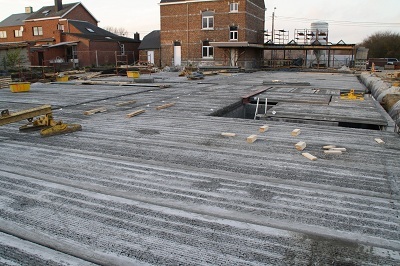 Ecole d'Andoy: les hourdis sont placés Ecole d'Andoy: les hourdis sont placés