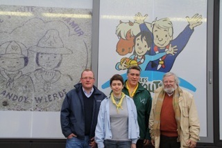 Tanguy Auspert avec de gauche à droite: Olivier Monmart, ancien chef de l'Unité, Annick Brichard, animatrice de l'Unité et Père Gilson, dit Epervier, le fondateur et ancien aumonier de l'Unité