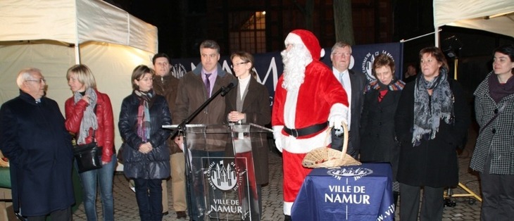 J.Etienne (Bourgmestre, cdh), F.Collard (PS), S. Scailquin (cdh), F.Laloux (chef de groupe PS), T.Auspert (cdh), A.Barzin (MR), le Père Noël (du parti Carpe Diem), B.Ducoffre (MR), A.Degand (ecolo), G.Lazaron (cdh), P.Grandchamps (ecolo) J.Etienne (Bourgmestre, cdh), F.Collard (PS), S. Scailquin (cdh), F.Laloux (chef de groupe PS), T.Auspert (cdh), A.Barzin (MR), le Père Noël (du parti Carpe Diem), B.Ducoffre (MR), A.Degand (ecolo), G.Lazaron (cdh), P.Grandchamps (ecolo)