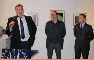 Accompagnant Tanguy Aupert, (de g; à d.) Mr André Beauvois de l’Asbl Territoirde Mémoire et Mr Denis Mathen, Gouverneur de la Province de Namur
