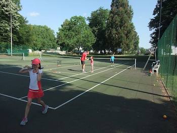 Cours de tennis gratuits pour l'école des devoirs