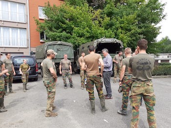 L'armée et les scouts au secours des locataires du Foyer Jambois L'armée et les scouts au secours des locataires du Foyer Jambois