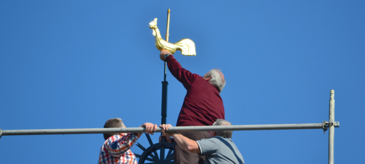 Le coq protecteur au sommet de l'Eglise de Wepion Fooz