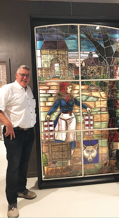 Wépion : le vitrail de la Marchande de Fraises acquis par la Ville Wépion : le vitrail de la Marchande de Fraises acquis par la Ville