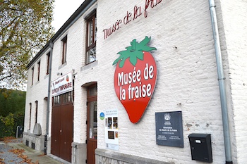 Wépion : le vitrail de la Marchande de Fraises acquis par la Ville Wépion : le vitrail de la Marchande de Fraises acquis par la Ville