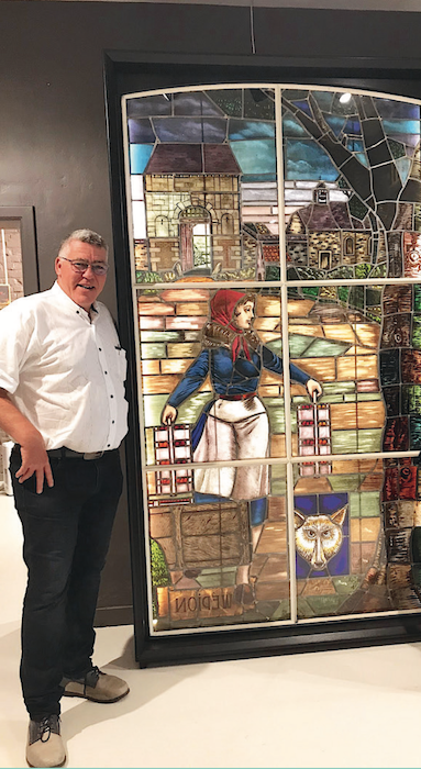 Wépion : le vitrail de la Marchande de Fraises acquis par la Ville Wépion : le vitrail de la Marchande de Fraises acquis par la Ville